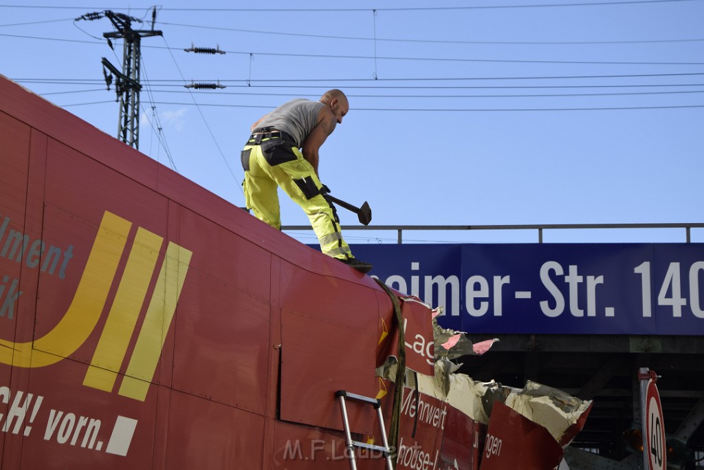 LKW blieb unter Bruecke haengen Koeln Deutz Opladenerstr Deutz Muelheimerstr P132.JPG - Miklos Laubert